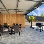 George Z Ogrevanim Bazenom In Vrtno Kuhinjo Вилла