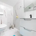 George Z Ogrevanim Bazenom In Vrtno Kuhinjo * Županje