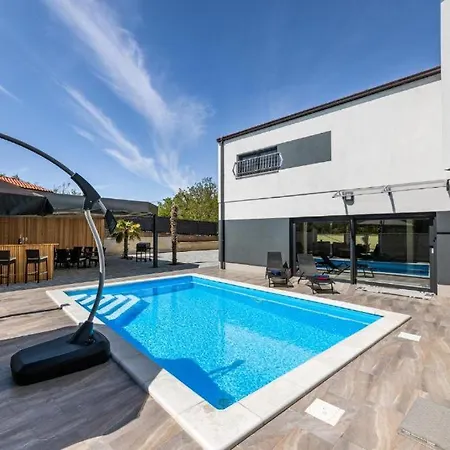 George Z Ogrevanim Bazenom In Vrtno Kuhinjo Willa Županje