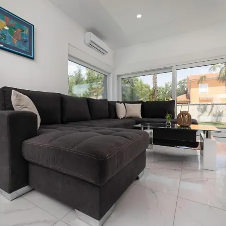 George Z Ogrevanim Bazenom In Vrtno Kuhinjo Županje