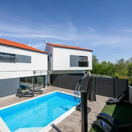 George Z Ogrevanim Bazenom In Vrtno Kuhinjo