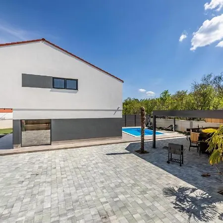 Willa George Z Ogrevanim Bazenom In Vrtno Kuhinjo