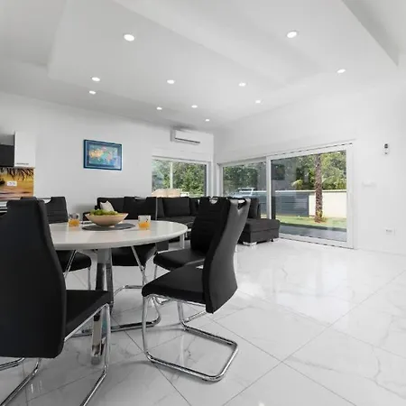 George Z Ogrevanim Bazenom In Vrtno Kuhinjo * Županje