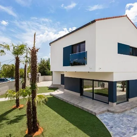 George Z Ogrevanim Bazenom In Vrtno Kuhinjo Willa Županje