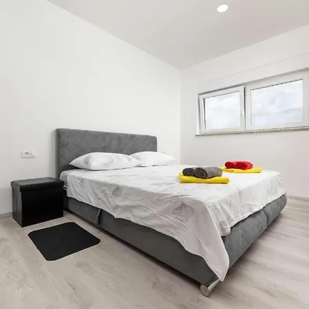 Vila George Z Ogrevanim Bazenom In Vrtno Kuhinjo