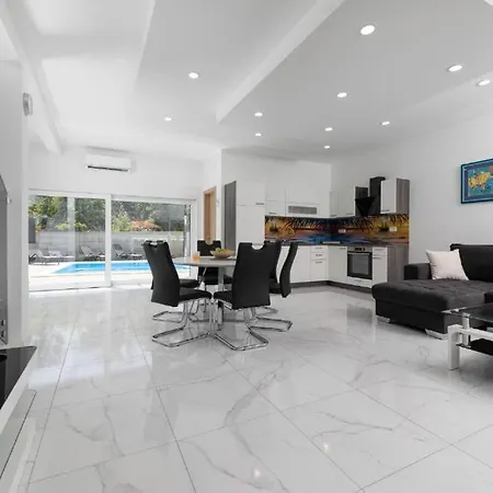 George Z Ogrevanim Bazenom In Vrtno Kuhinjo