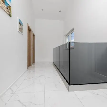 Vila George Z Ogrevanim Bazenom In Vrtno Kuhinjo