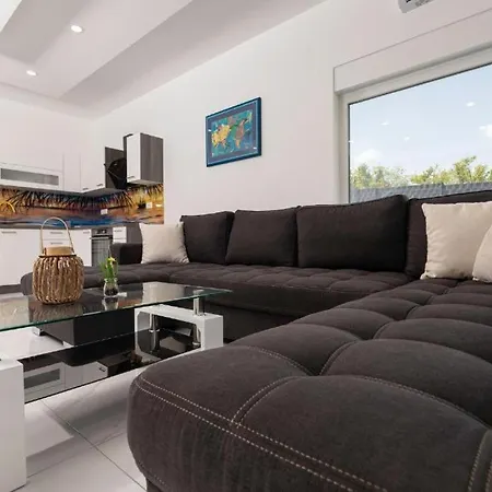 George Z Ogrevanim Bazenom In Vrtno Kuhinjo * Županje