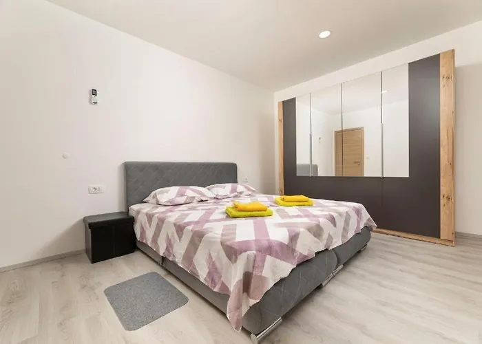 George Z Ogrevanim Bazenom In Vrtno Kuhinjo * Županje