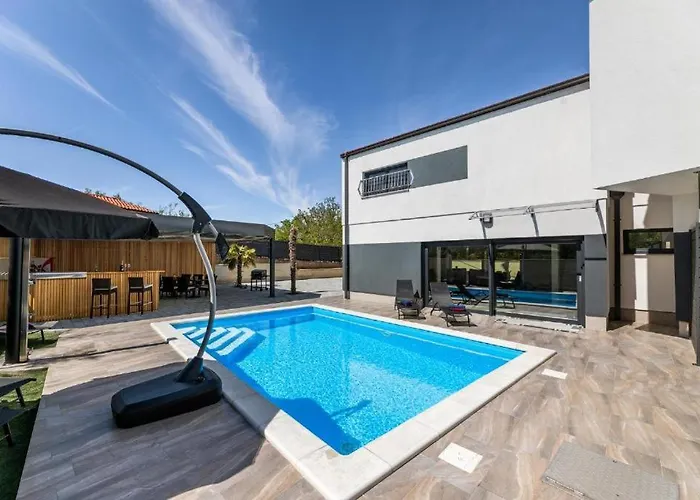 George Z Ogrevanim Bazenom In Vrtno Kuhinjo Willa Županje