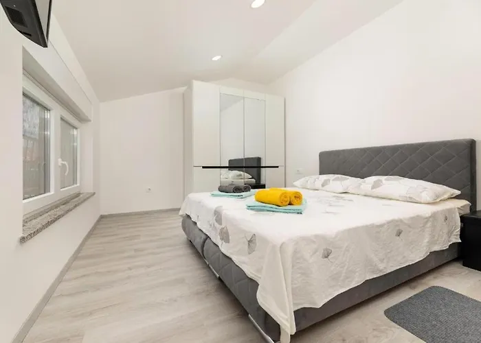 George Z Ogrevanim Bazenom In Vrtno Kuhinjo *