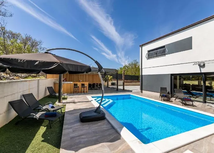 George Z Ogrevanim Bazenom In Vrtno Kuhinjo Willa Županje