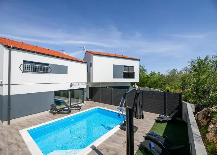 George Z Ogrevanim Bazenom In Vrtno Kuhinjo