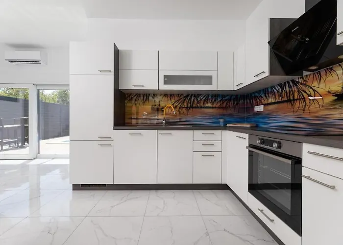 George Z Ogrevanim Bazenom In Vrtno Kuhinjo Županje