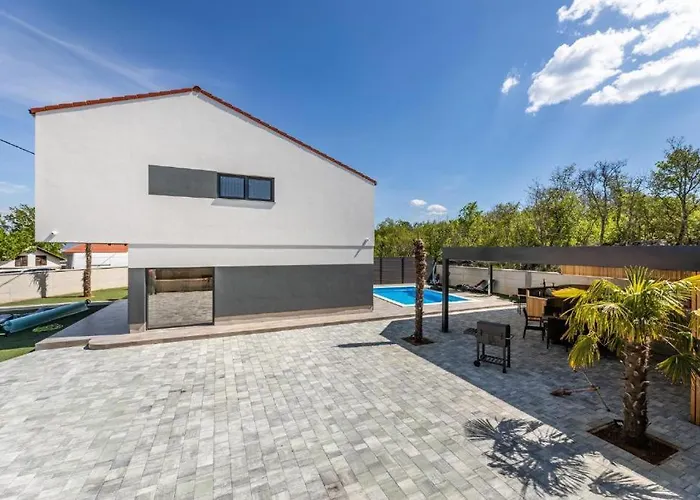 Willa George Z Ogrevanim Bazenom In Vrtno Kuhinjo