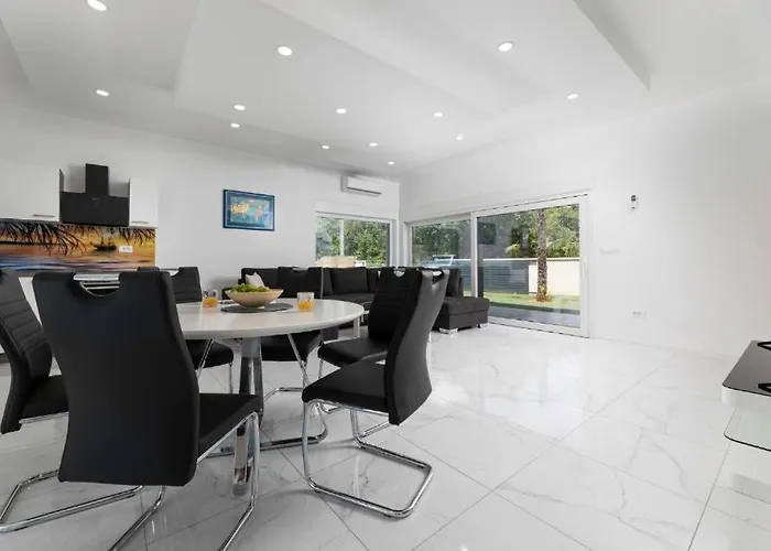 George Z Ogrevanim Bazenom In Vrtno Kuhinjo * Županje