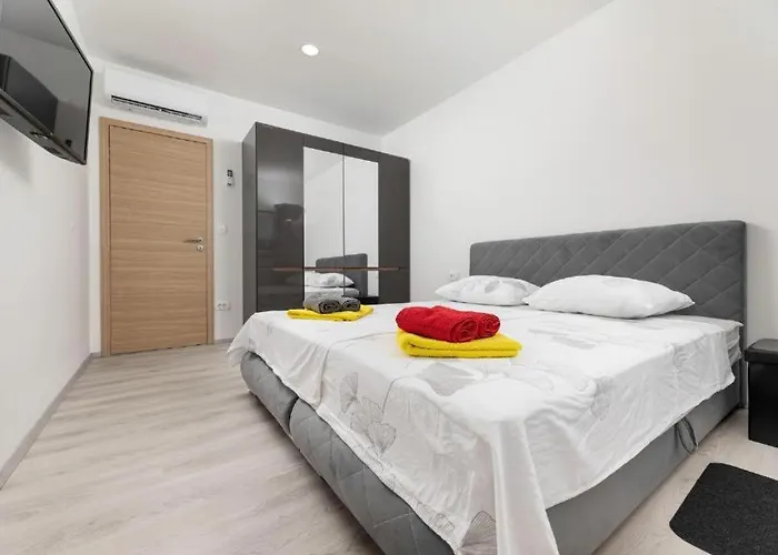 George Z Ogrevanim Bazenom In Vrtno Kuhinjo Županje