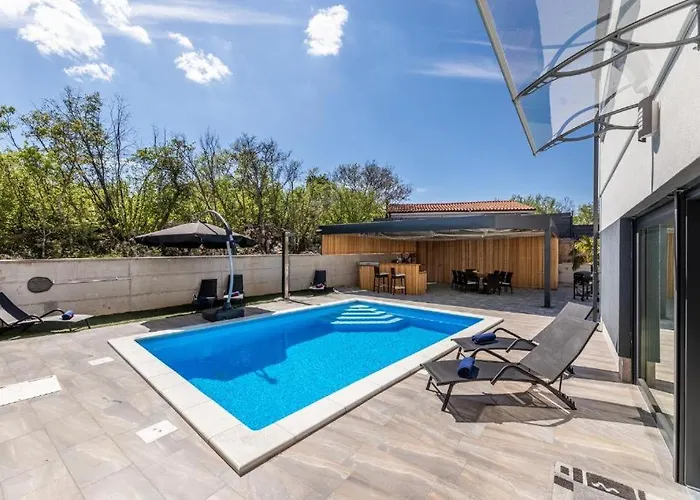 George Z Ogrevanim Bazenom In Vrtno Kuhinjo *