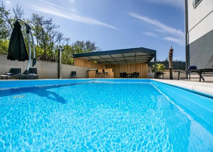 George Z Ogrevanim Bazenom In Vrtno Kuhinjo Županje