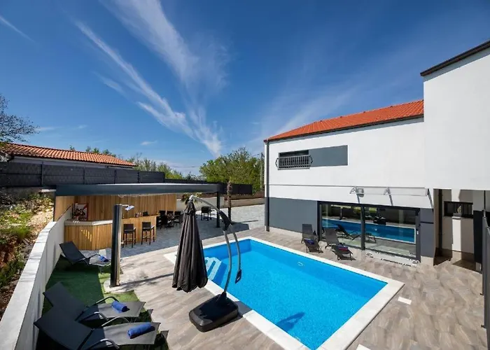 George Z Ogrevanim Bazenom In Vrtno Kuhinjo Willa Županje