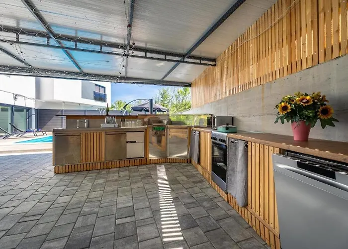 George Z Ogrevanim Bazenom In Vrtno Kuhinjo