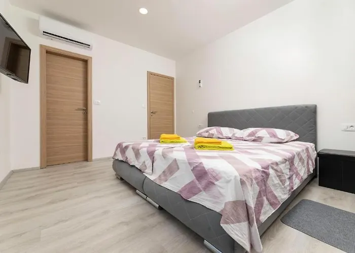 George Z Ogrevanim Bazenom In Vrtno Kuhinjo * Županje