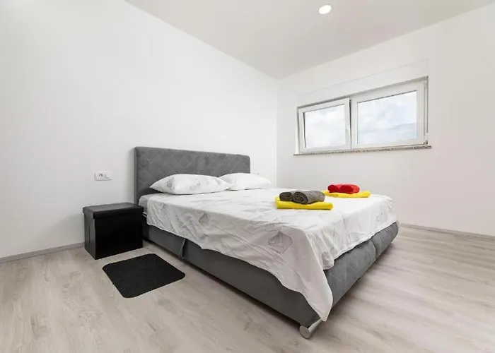 Willa George Z Ogrevanim Bazenom In Vrtno Kuhinjo