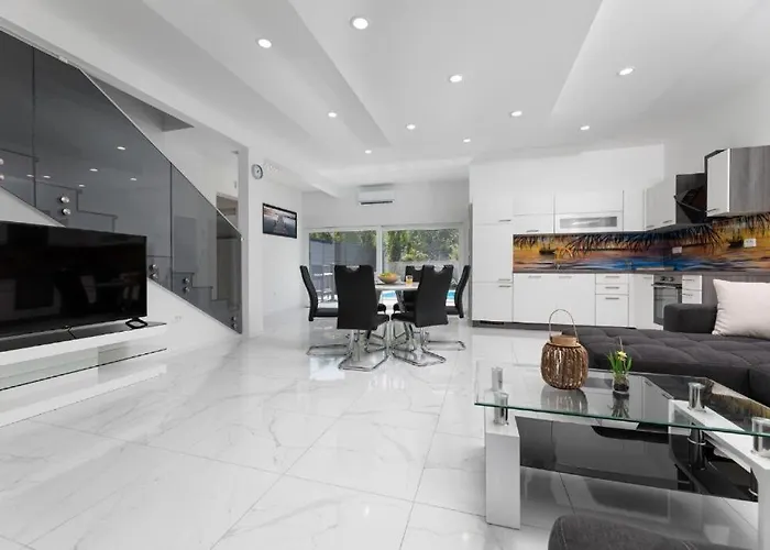 George Z Ogrevanim Bazenom In Vrtno Kuhinjo Willa