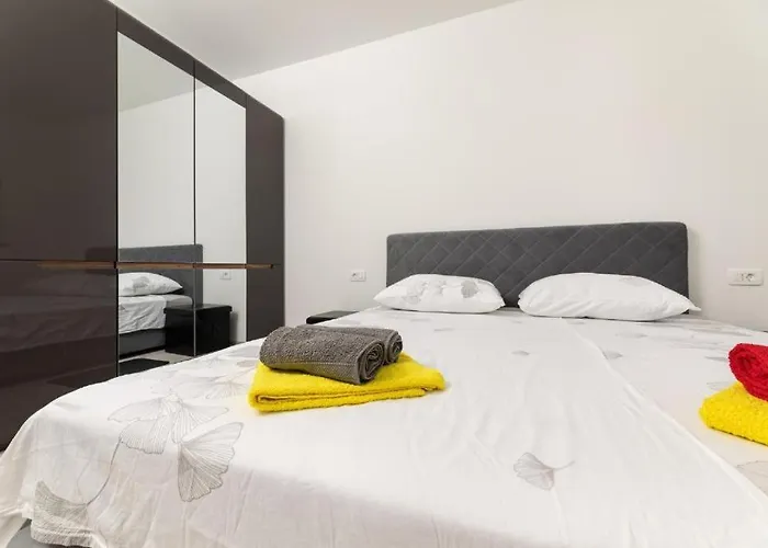 Willa George Z Ogrevanim Bazenom In Vrtno Kuhinjo