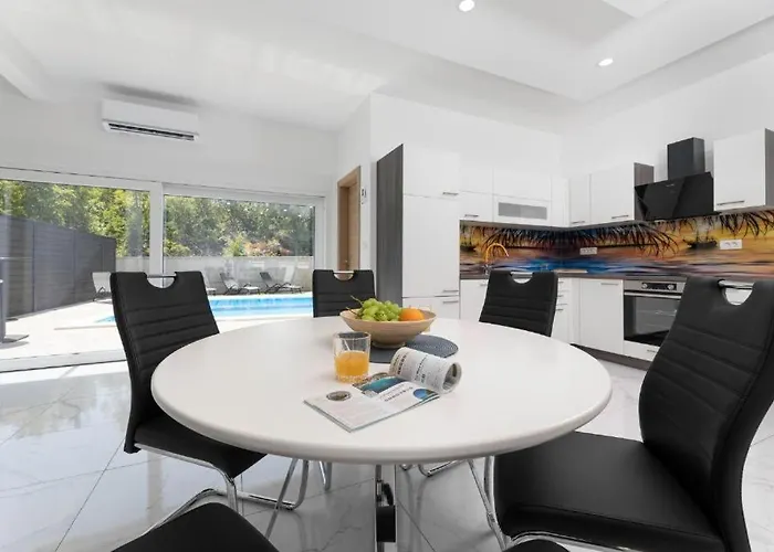 George Z Ogrevanim Bazenom In Vrtno Kuhinjo Willa *