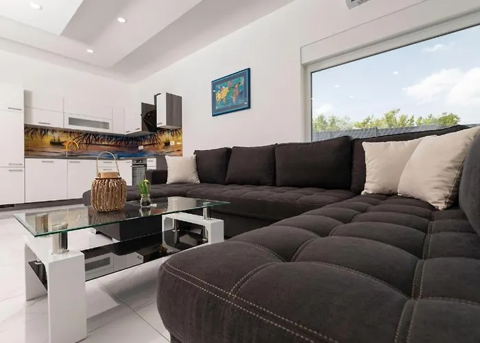 George Z Ogrevanim Bazenom In Vrtno Kuhinjo * Županje