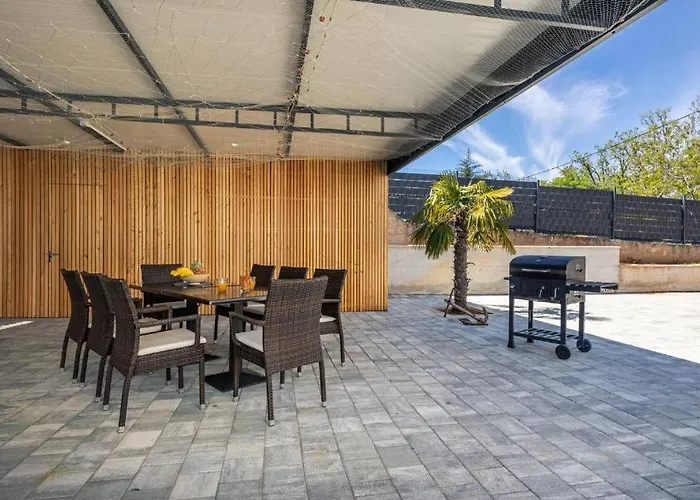 George Z Ogrevanim Bazenom In Vrtno Kuhinjo Willa