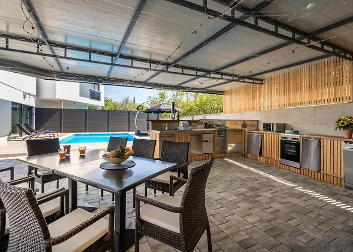 George Z Ogrevanim Bazenom In Vrtno Kuhinjo Willa Županje