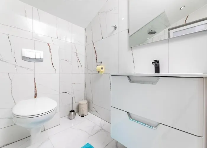 George Z Ogrevanim Bazenom In Vrtno Kuhinjo * Županje